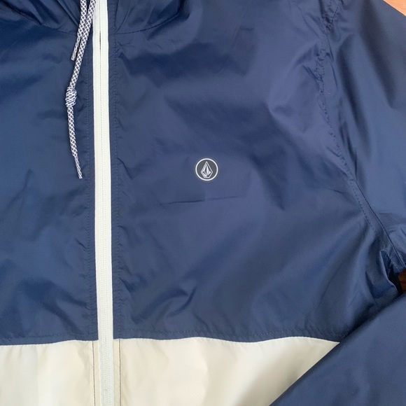 Men’s Volcom Navy and Cream Windbreaker Jacket - Picture 3 of 12